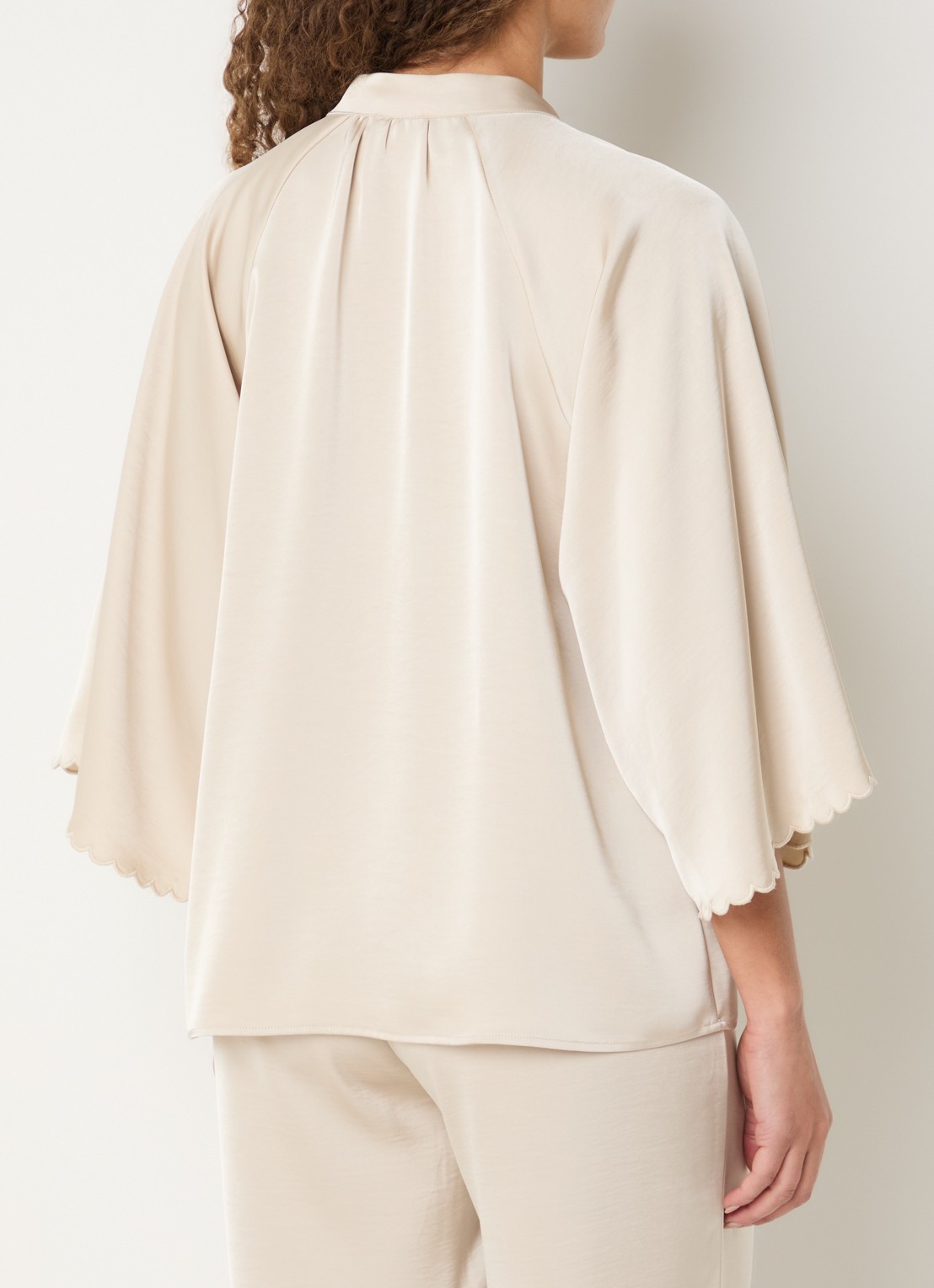 Bruuns Bazaar Winny tuniek van satijn met trompetmouw - achterkant beige