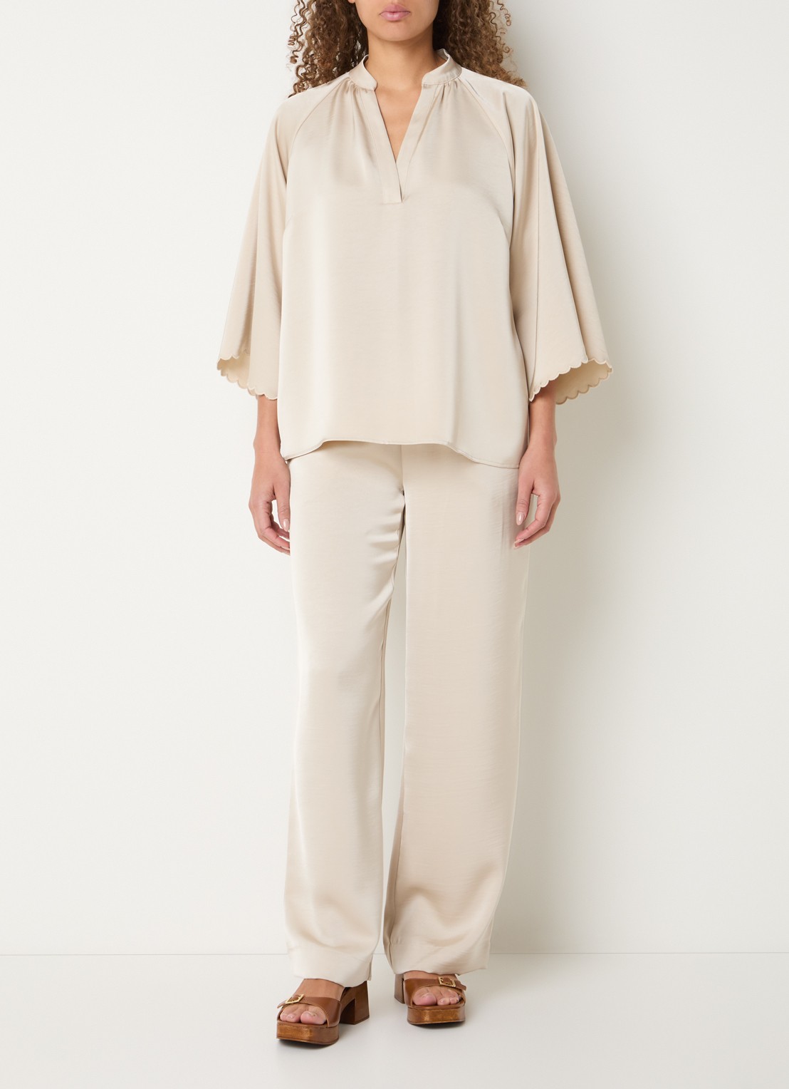 Bruuns Bazaar Winny tuniek van satijn met trompetmouw - voorkant 3 beige