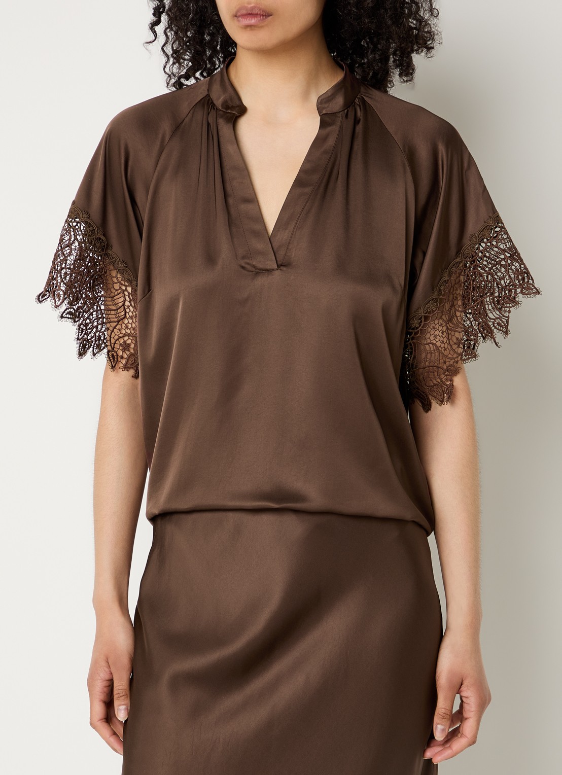 Bruuns Bazaar Winy tuniek met broderie en V-hals - detail 3 donkerbruin