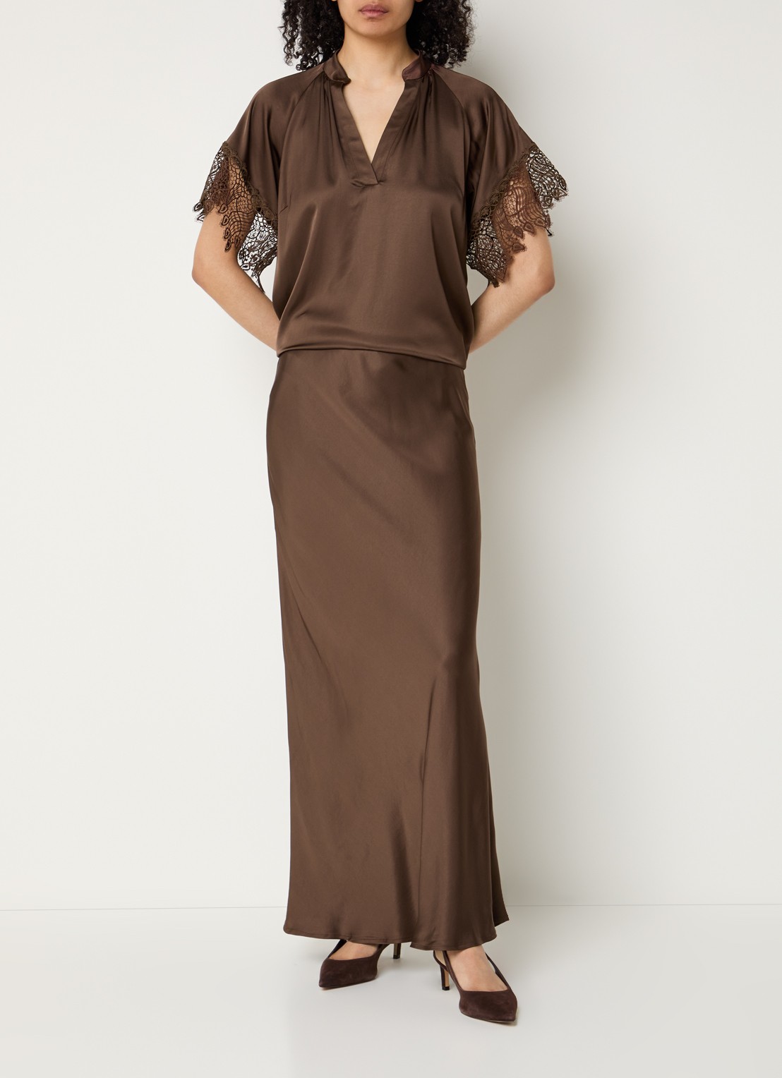 Bruuns Bazaar Winy tuniek met broderie en V-hals - voorkant 2 donkerbruin