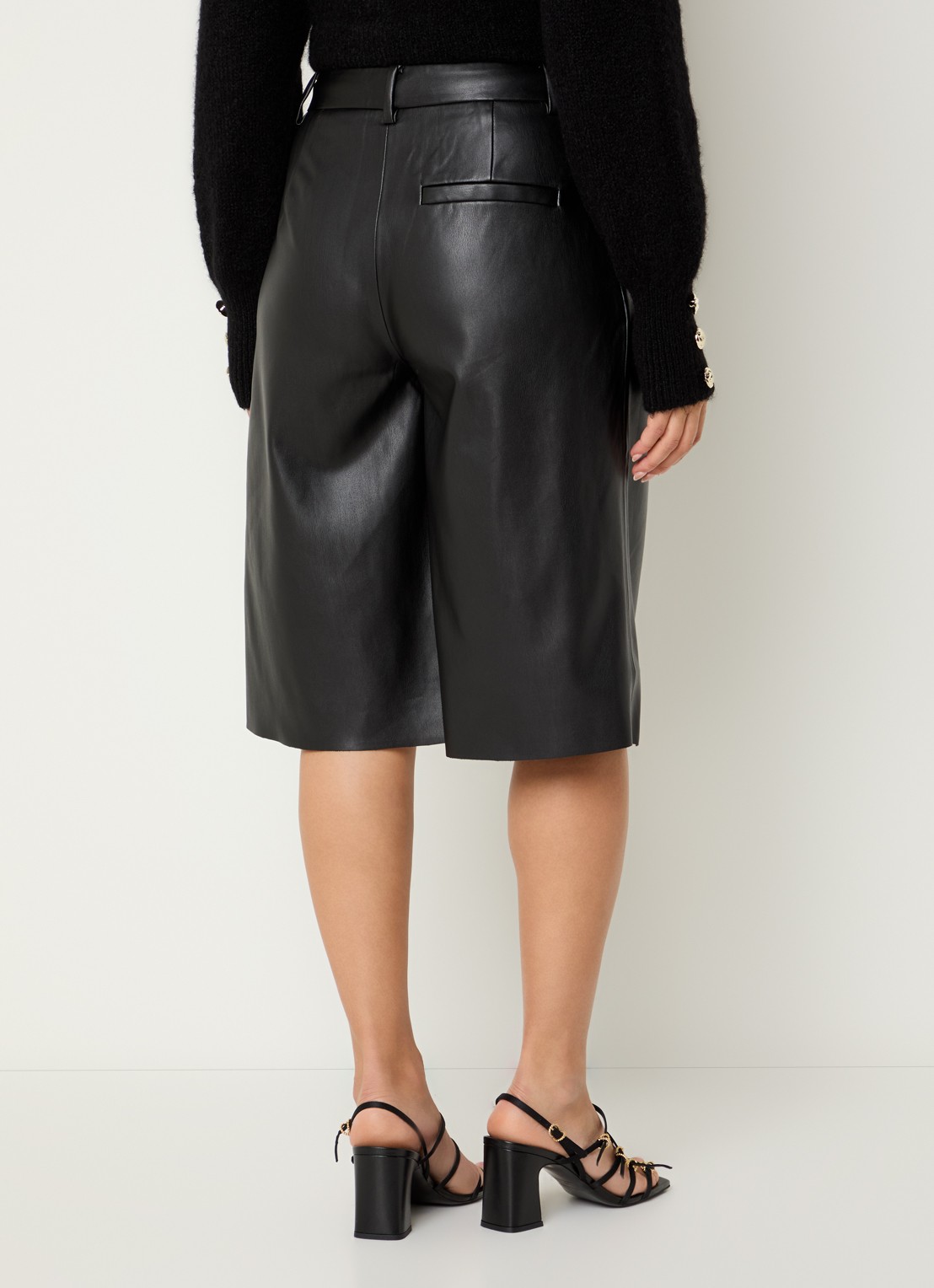 Bruuns Bazaar Winya high waist wide fit shorts met steekzakken - achterkant 2 zwart
