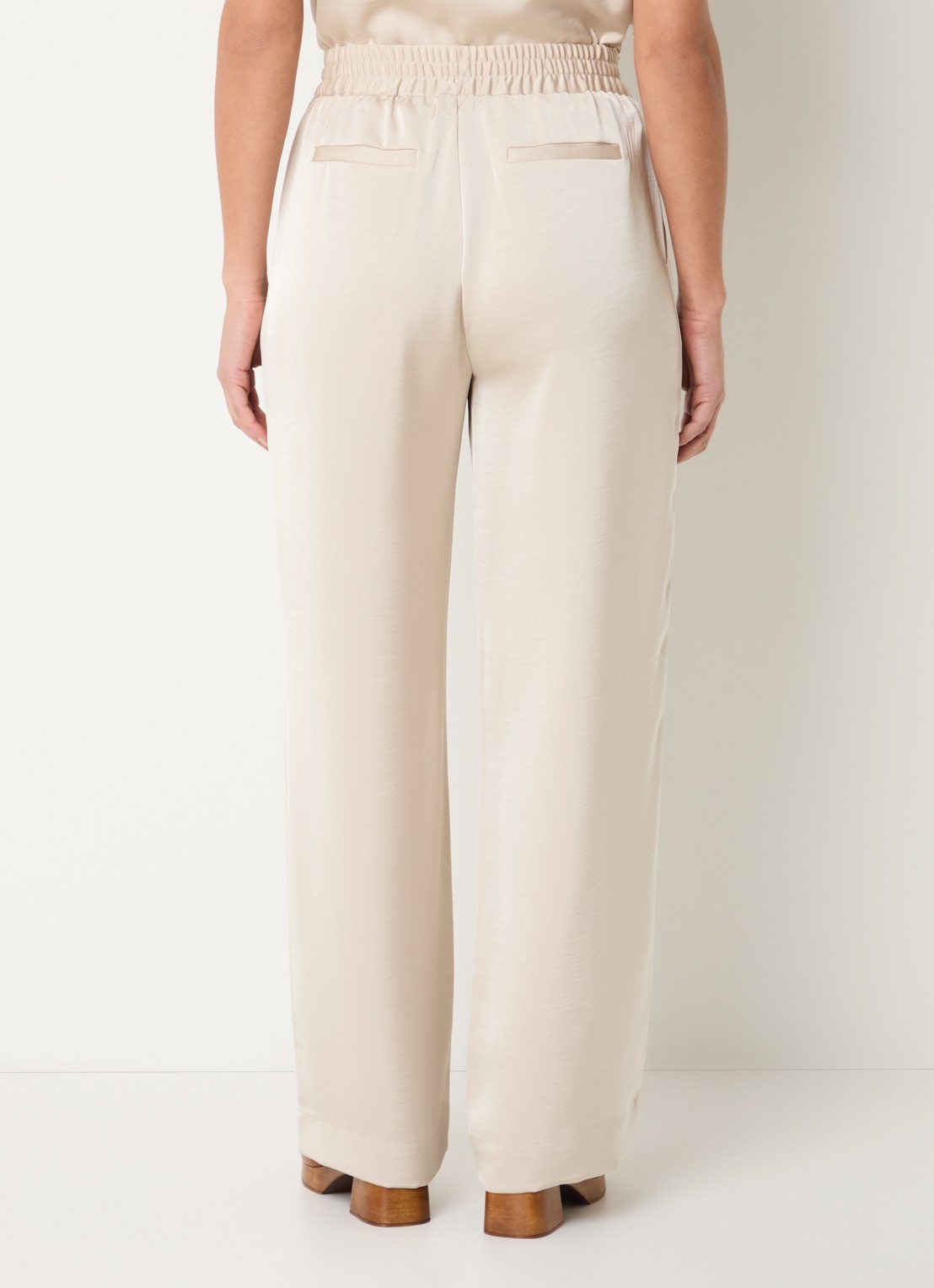 Bruuns Bazaar Zalia high waist loose fit broek van satijn - achterkant 3 beige