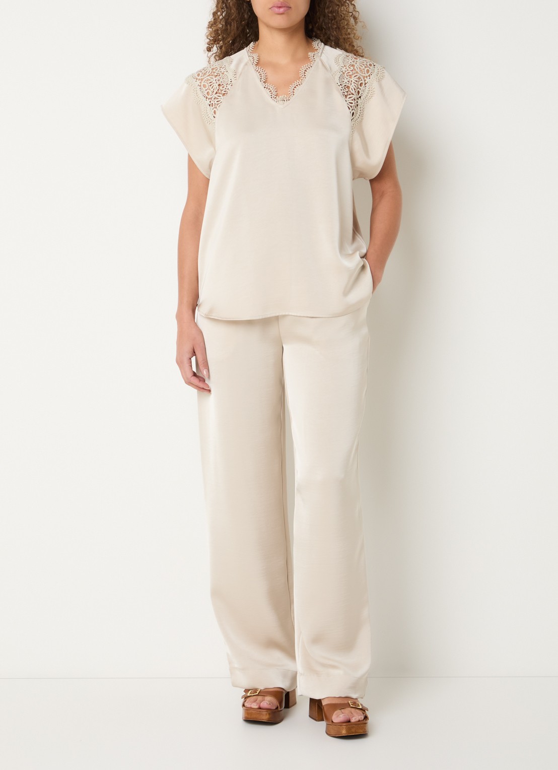 Bruuns Bazaar Zalia high waist loose fit broek van satijn - voorkant 2 beige