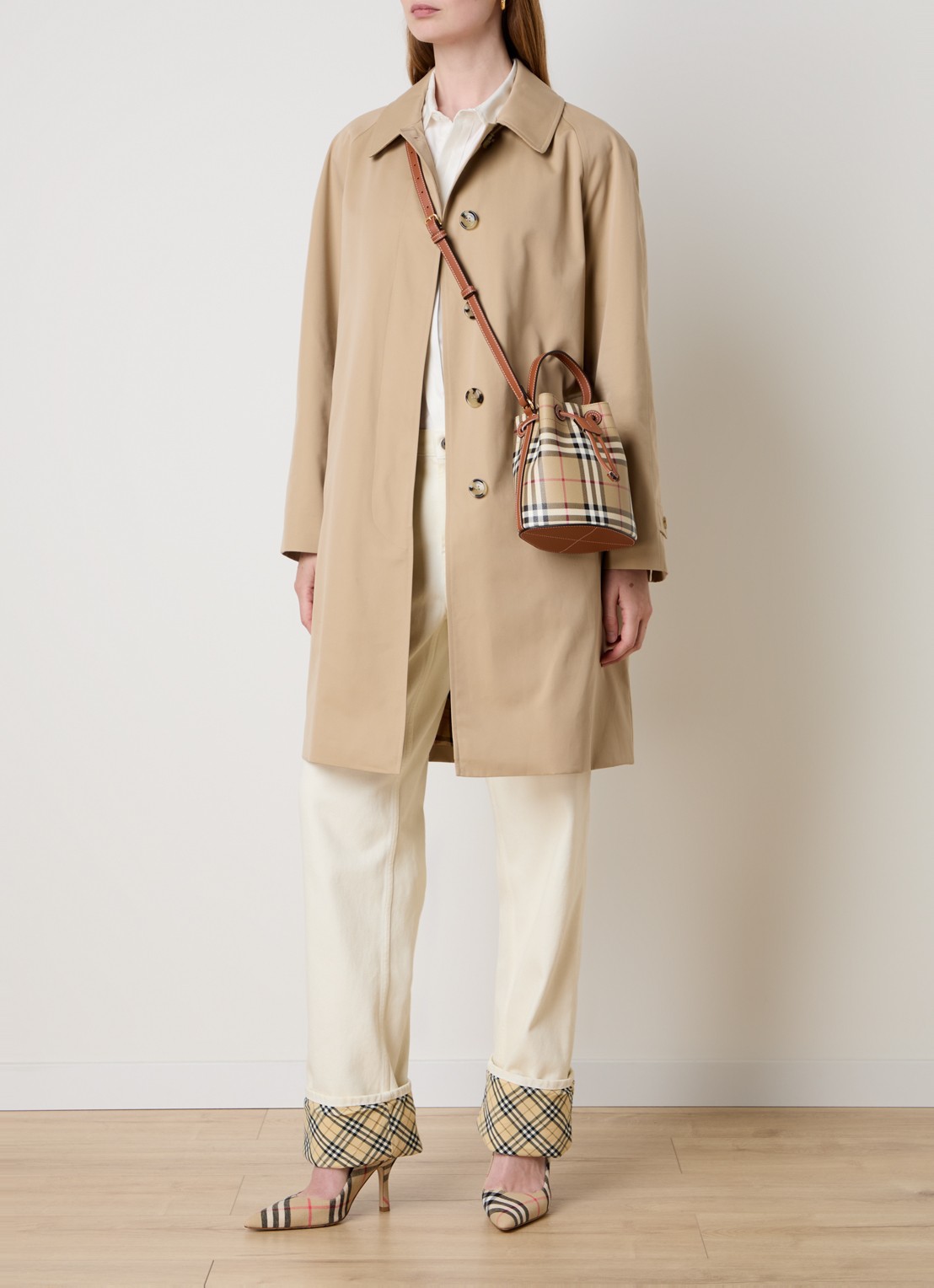 Burberry Camden trenchcoat met steekzakken - voorkant 3 camel