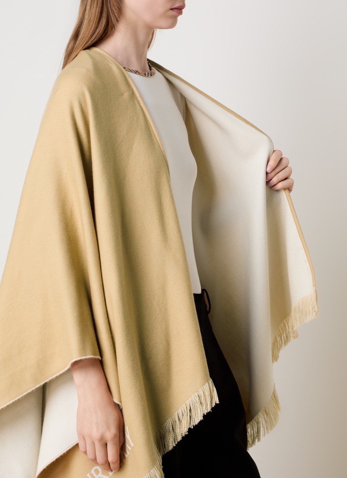 Burberry Cape in kasjmierblend met logoprint - detail 4 zand
