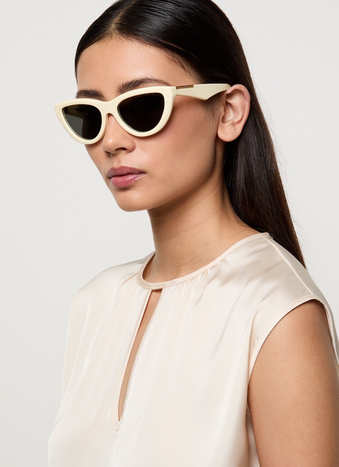 Burberry Cat Eye zonnebril BE4436U - voorkant 2 ivoor