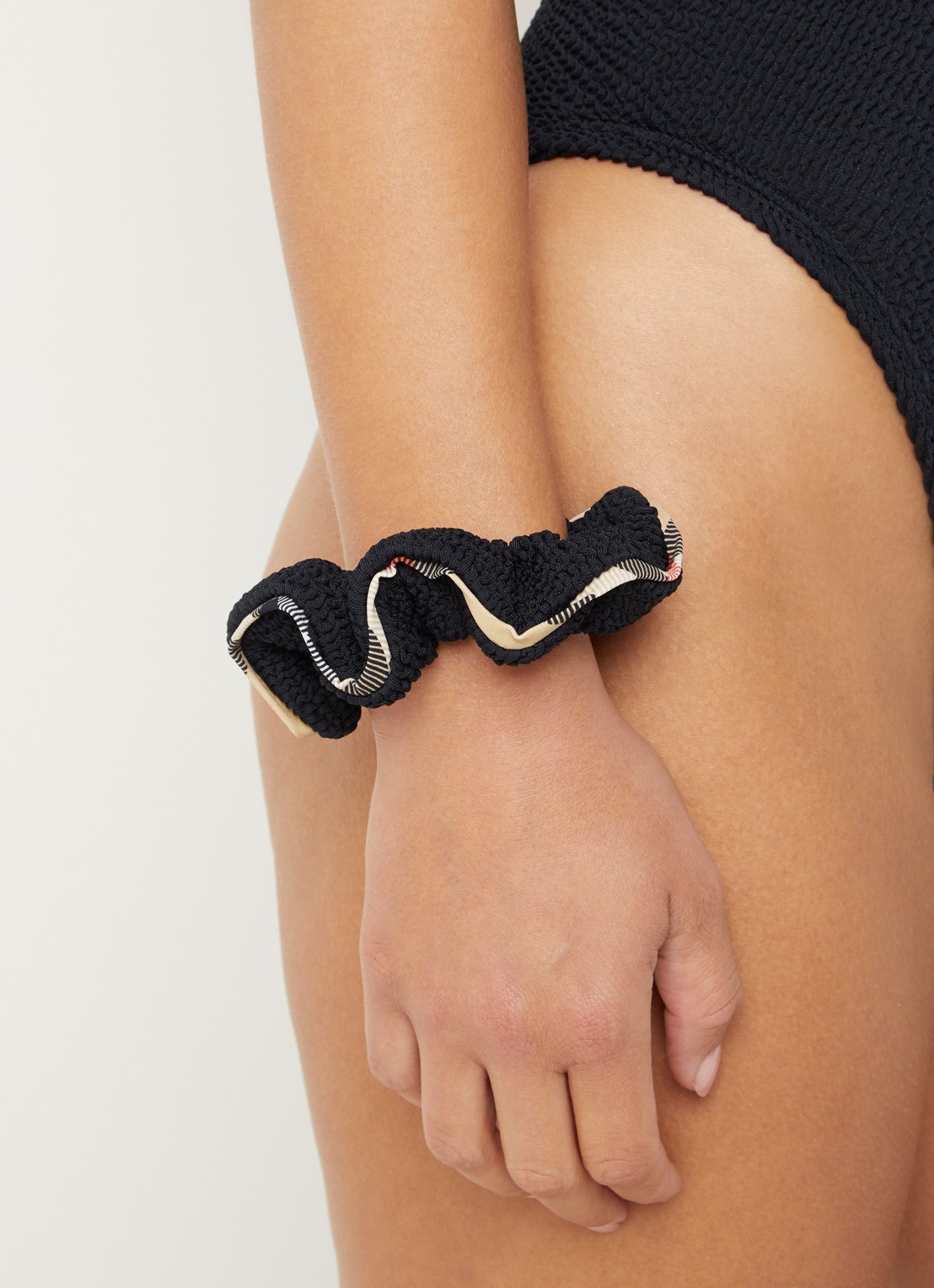 Burberry Domino badpak met scrunchie en structuur - detail 2 zwart