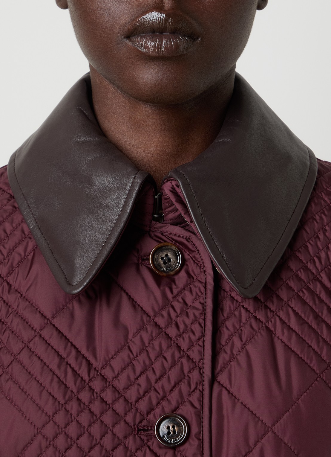 Burberry Fernleigh quilted barn jack met details van lamsleer - detail 2 bordeauxrood