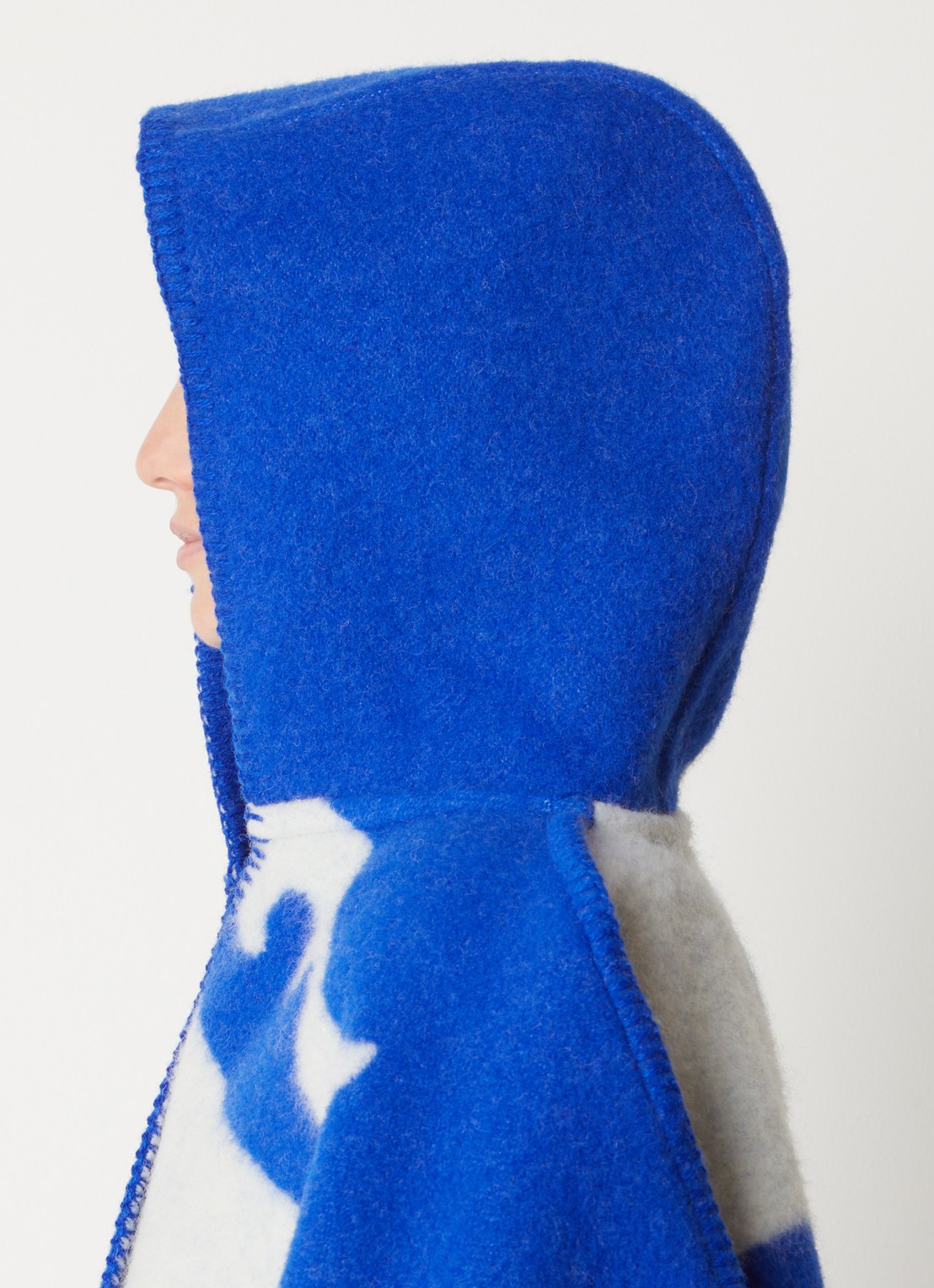 Burberry Fijngebreide cape van wol met steekzakken en capuchon - detail 3 royalblauw
