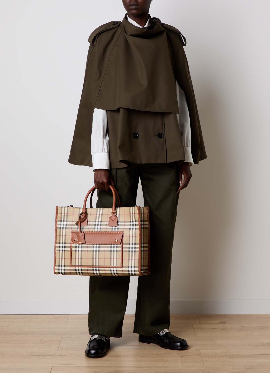Burberry Freya Medium shopper met ruitdessin en kalfsleren details - voorkant 4 khaki