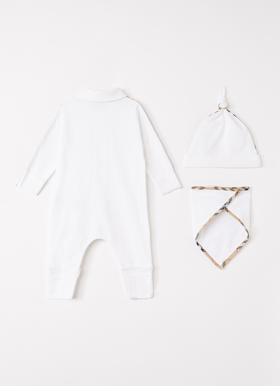 Burberry Hamilton set van babypak met muts en slab in giftbox 3-delig - voorkant 2 wit