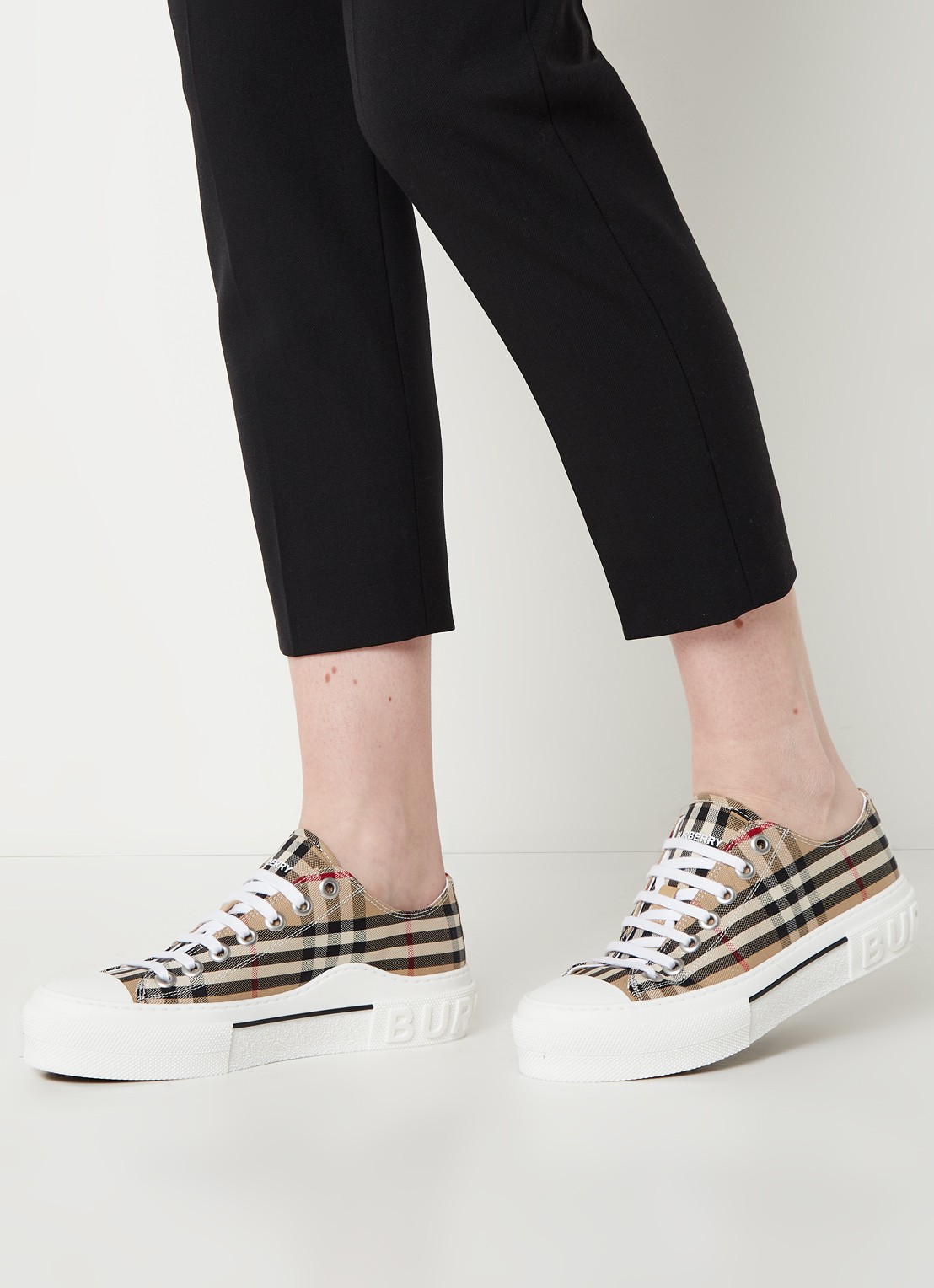 Burberry Jack Low sneaker van canvas - voorkant 2 beige