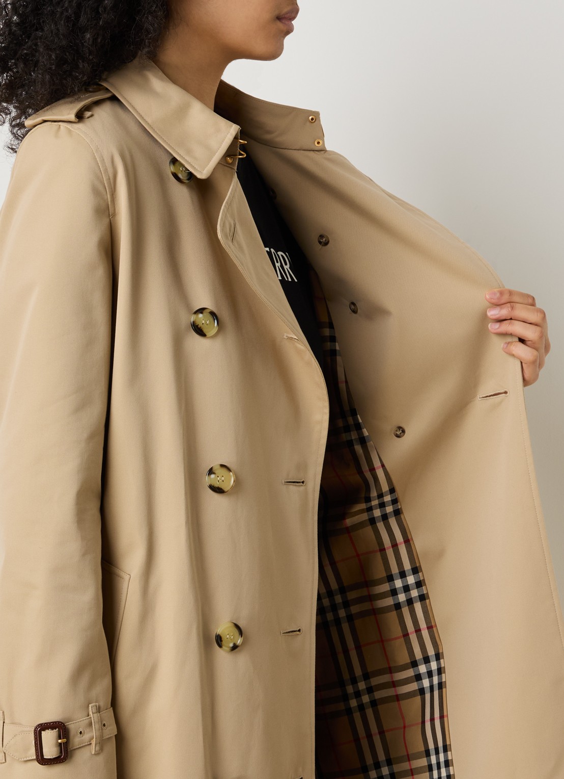 Burberry Kensington trenchcoat met ceintuur - detail 4 beige