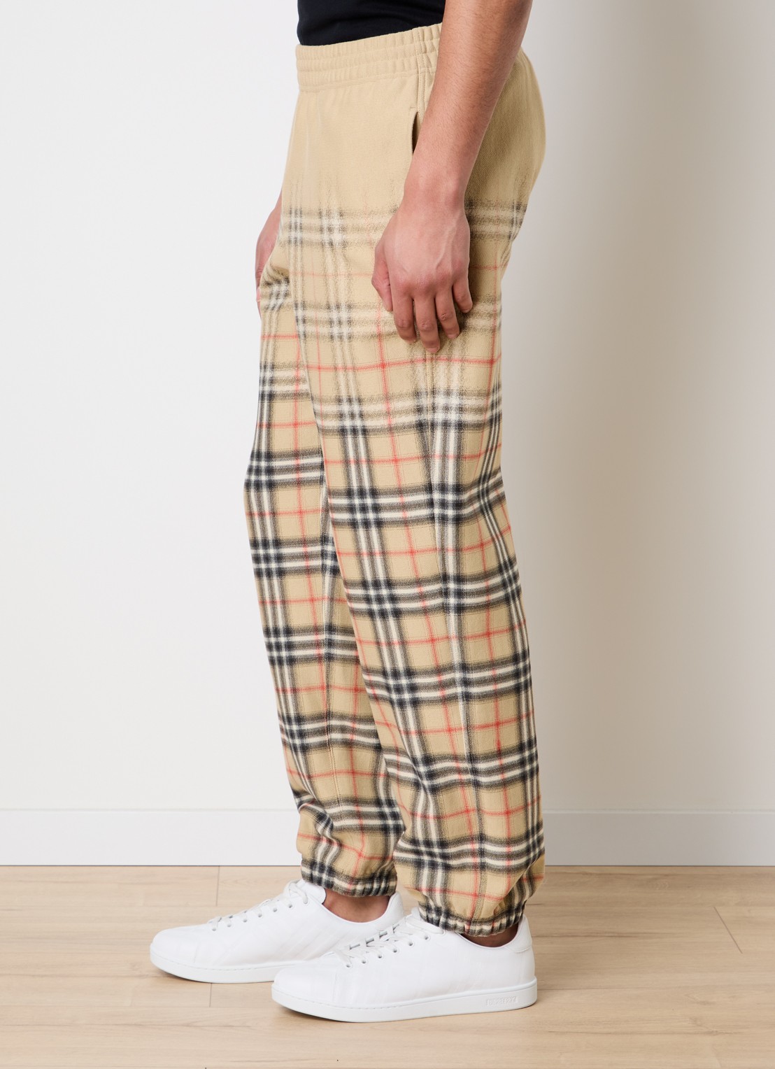 Burberry Mid waist tapered fit joggingbroek met logo - detail 5 beige