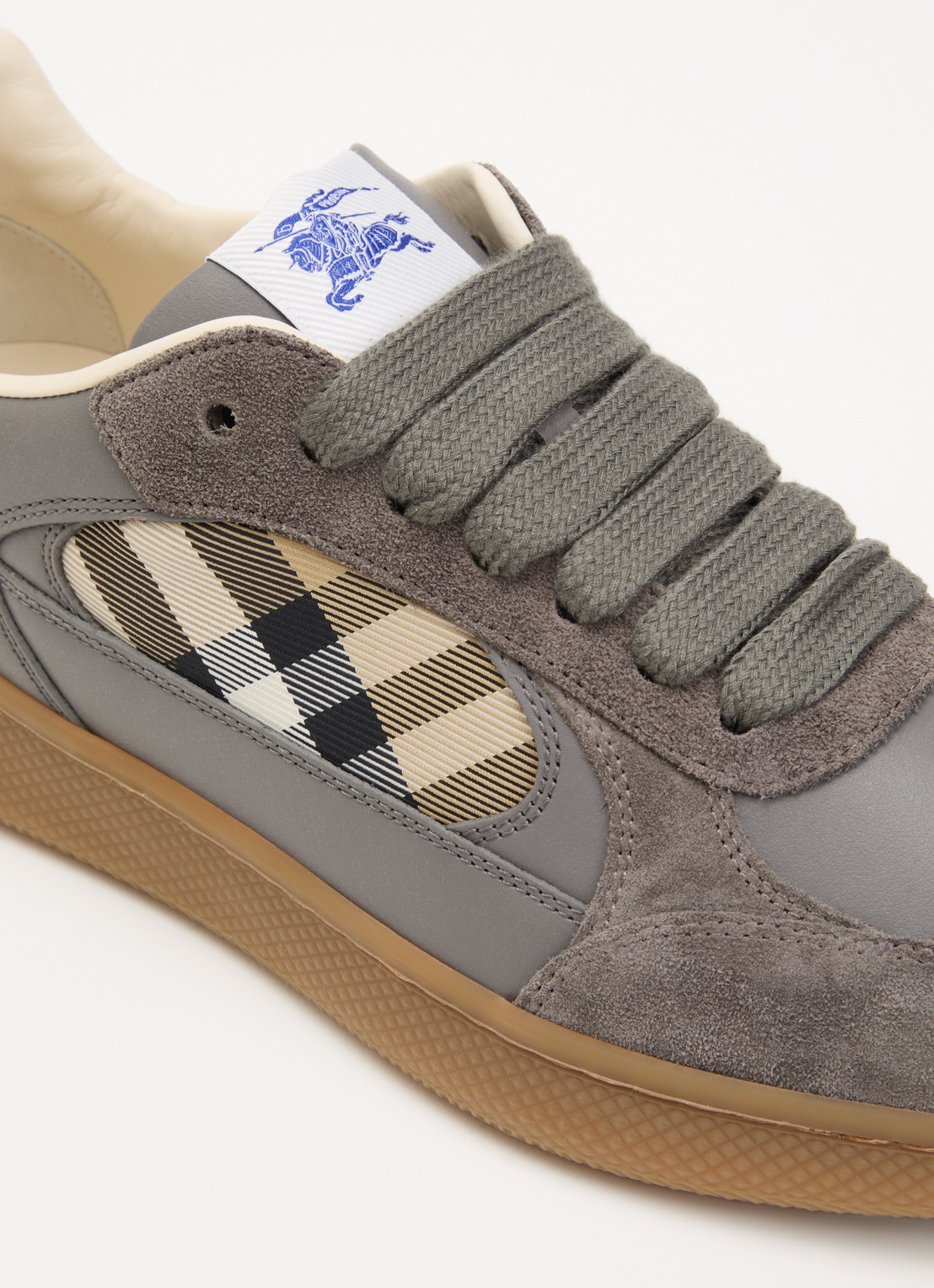 Burberry New Terrace sneaker van kalfsleer met kalfssuède details - detail 5 grijs