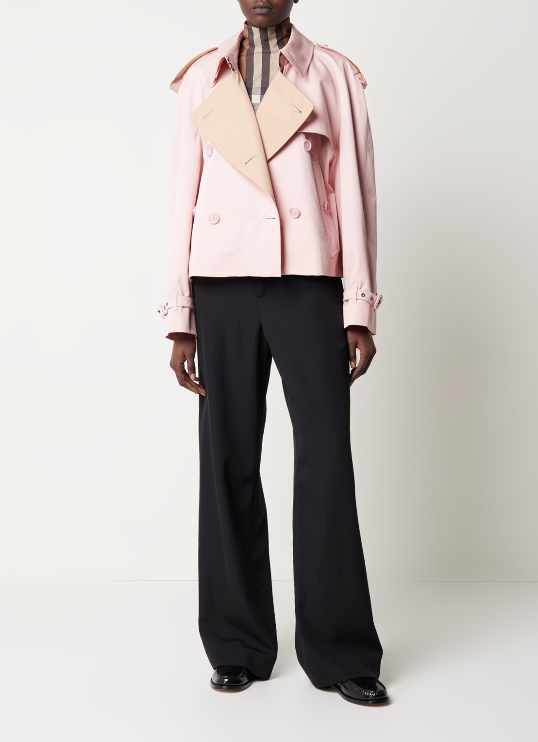 Burberry Oversized cropped trenchcoat met klepzakken - voorkant 5 lichtroze