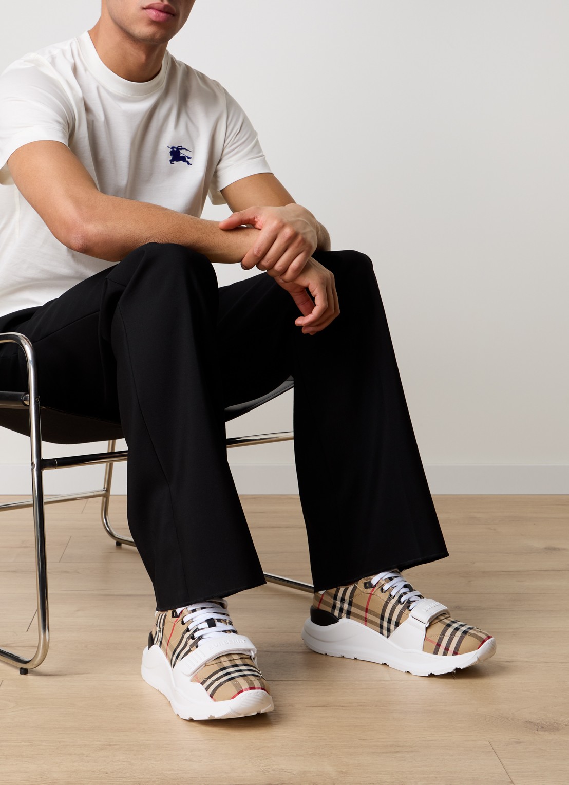 Burberry Regis sneaker met kalfsleren details - voorkant 2 beige