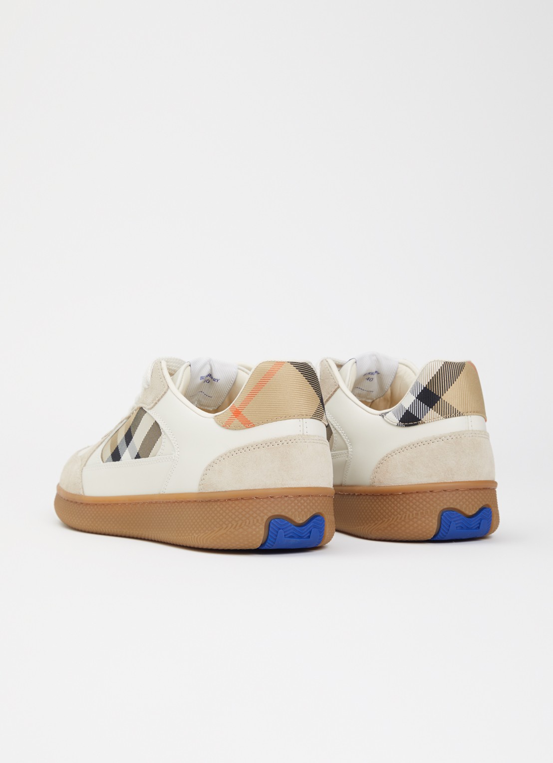Burberry Sneaker van kalfsleer met kalfssuède details - achterkant beige