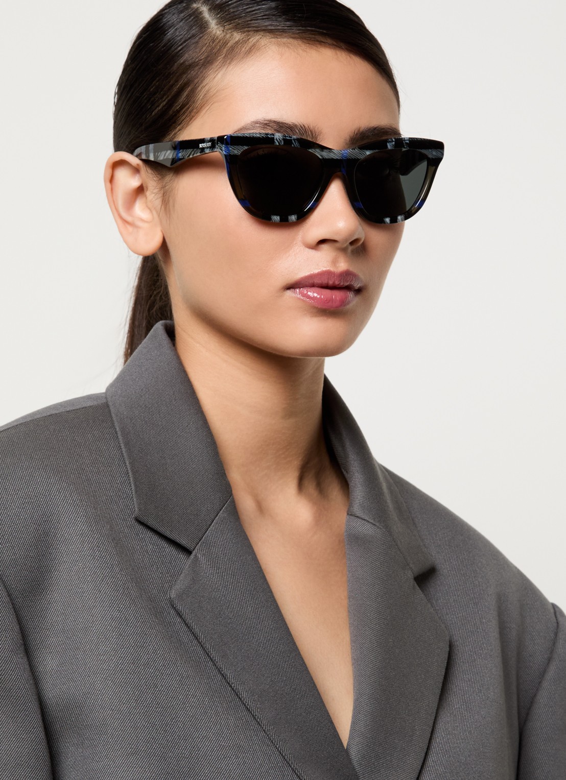 Burberry Wayfarer zonnebril BE4435 - voorkant 2 antraciet