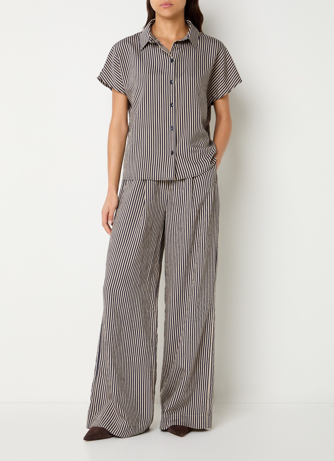 by-bar Barley blouse van satijn met streepprint - voorkant 2 zand