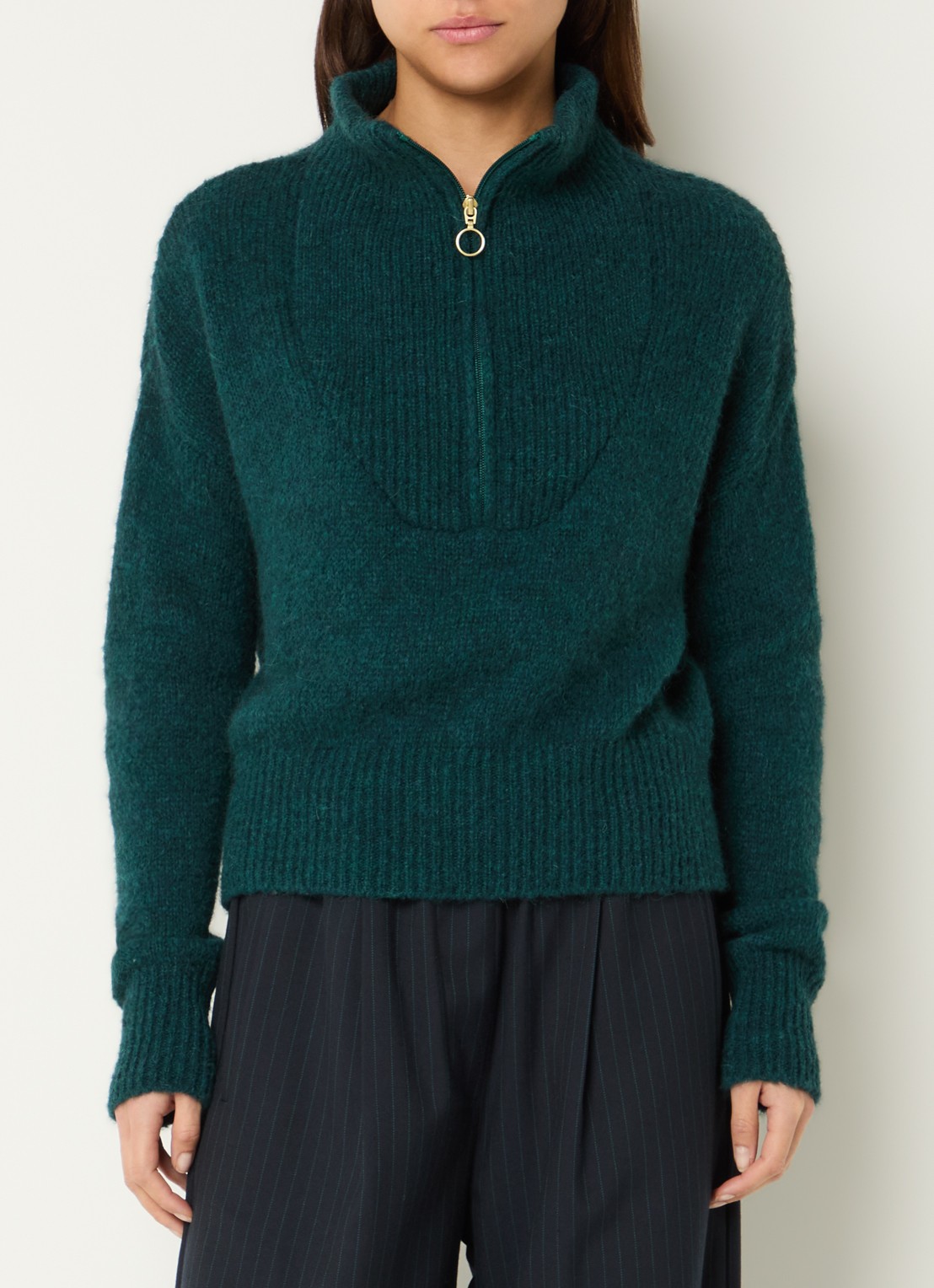 by-bar Beau grofgebreide trui in alpaca wolblend met halve rits - detail groen