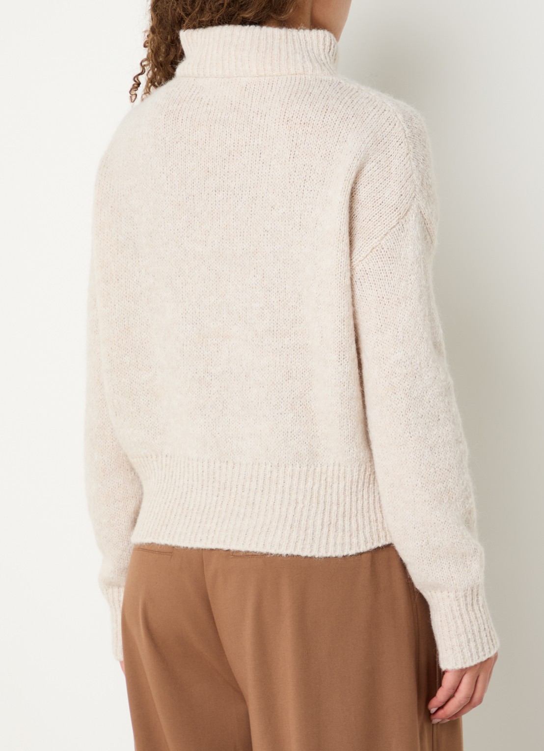 by-bar Beau grofgebreide trui in alpaca wolblend met halve rits - achterkant beige