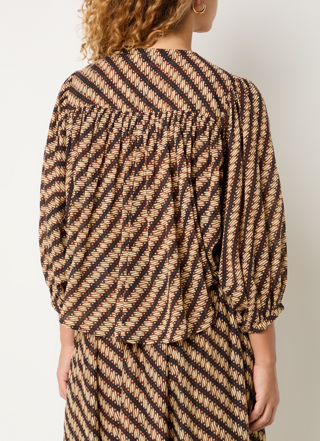 by-bar Becky blouse met print - achterkant 4 bruin