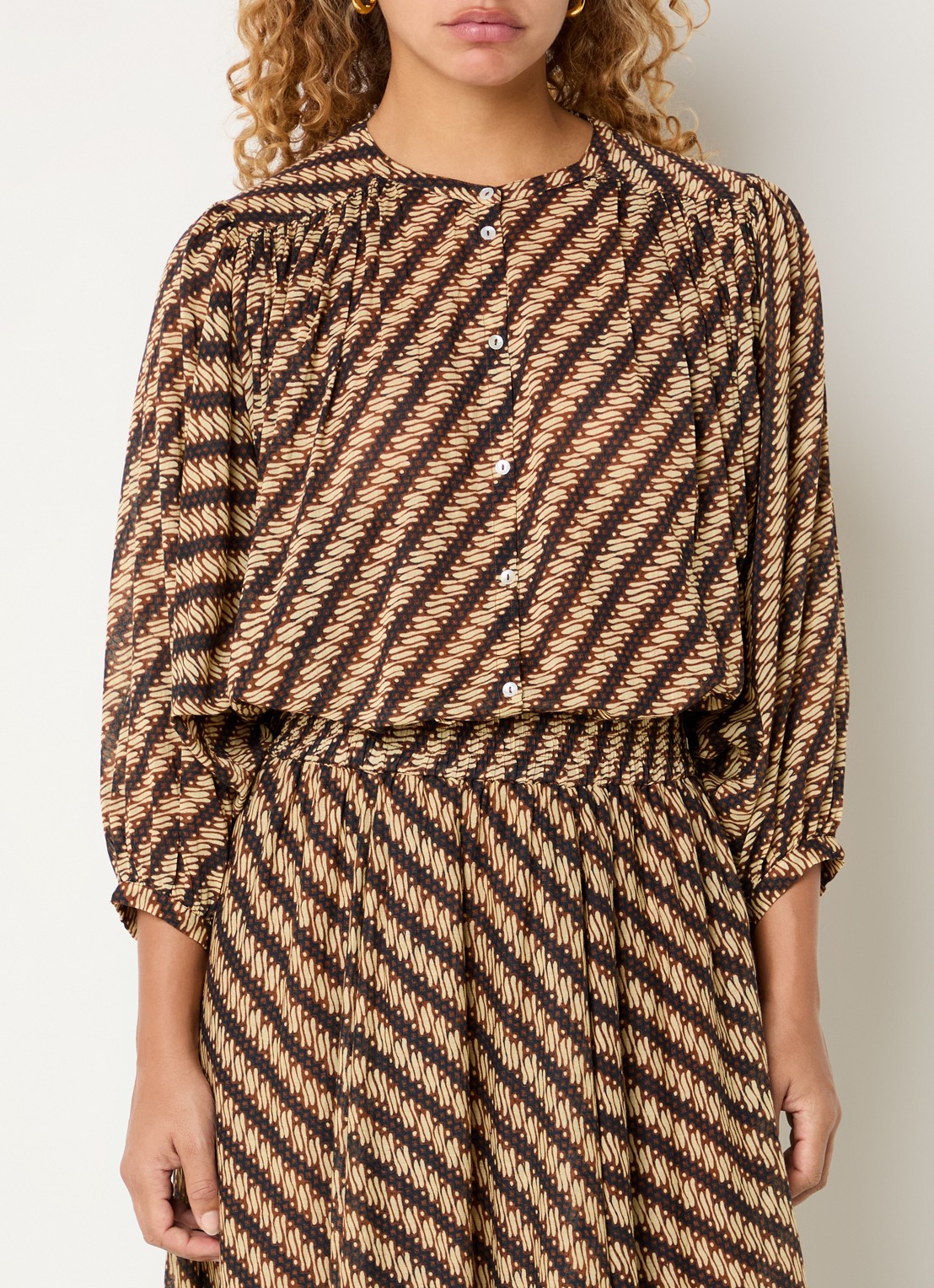 by-bar Becky blouse met print - detail 3 bruin