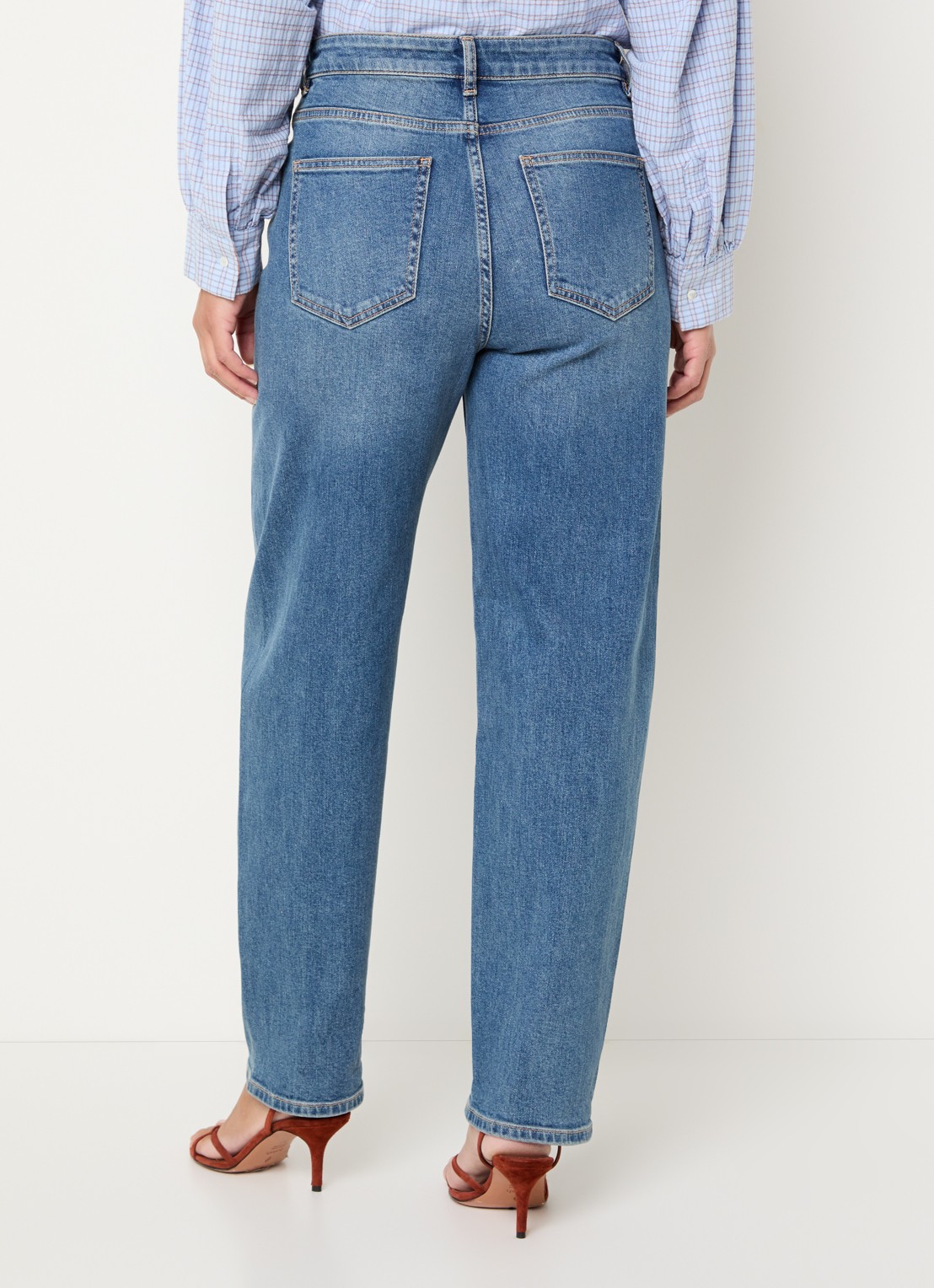 by-bar Begum high waist tapered jeans met medium wassing - achterkant indigo
