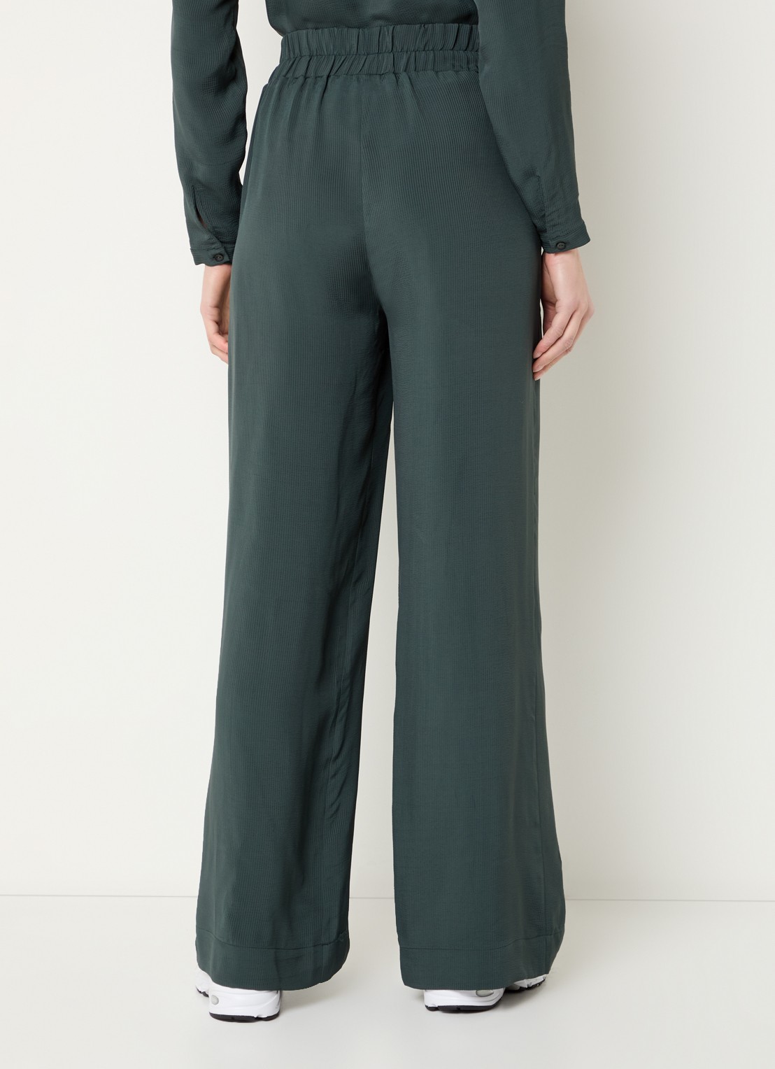 by-bar Benji high waist loose fit pantalon van satijn met steekzakken - achterkant groen