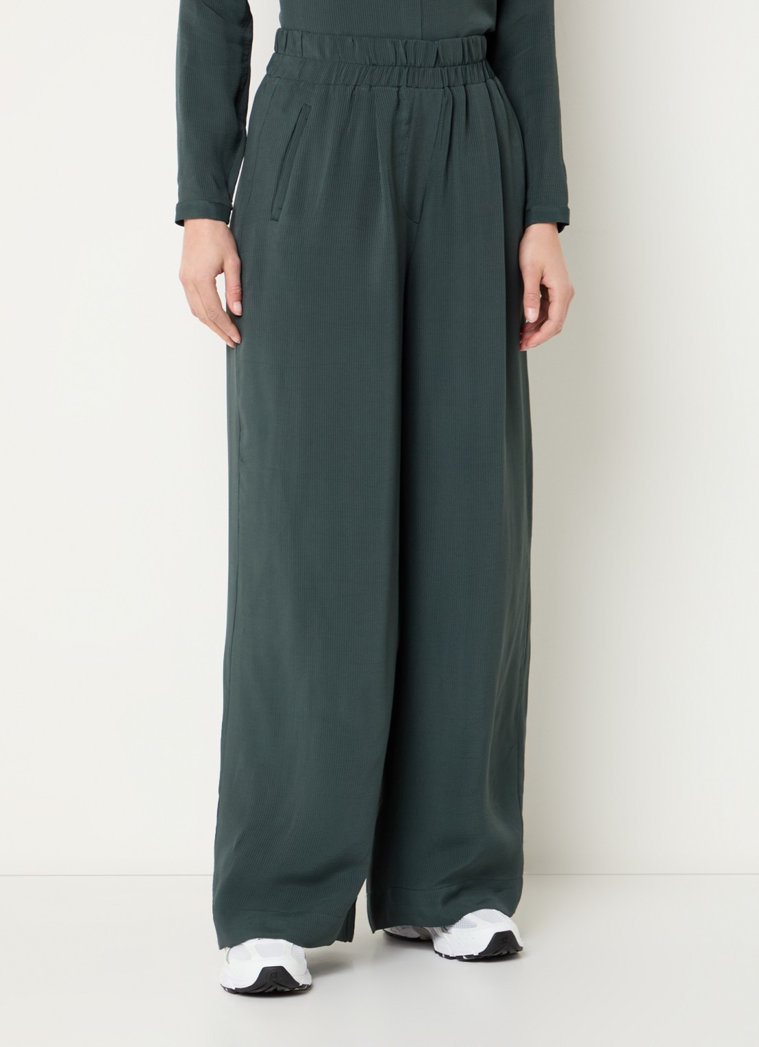 by-bar Benji high waist loose fit pantalon van satijn met steekzakken - detail 4 groen