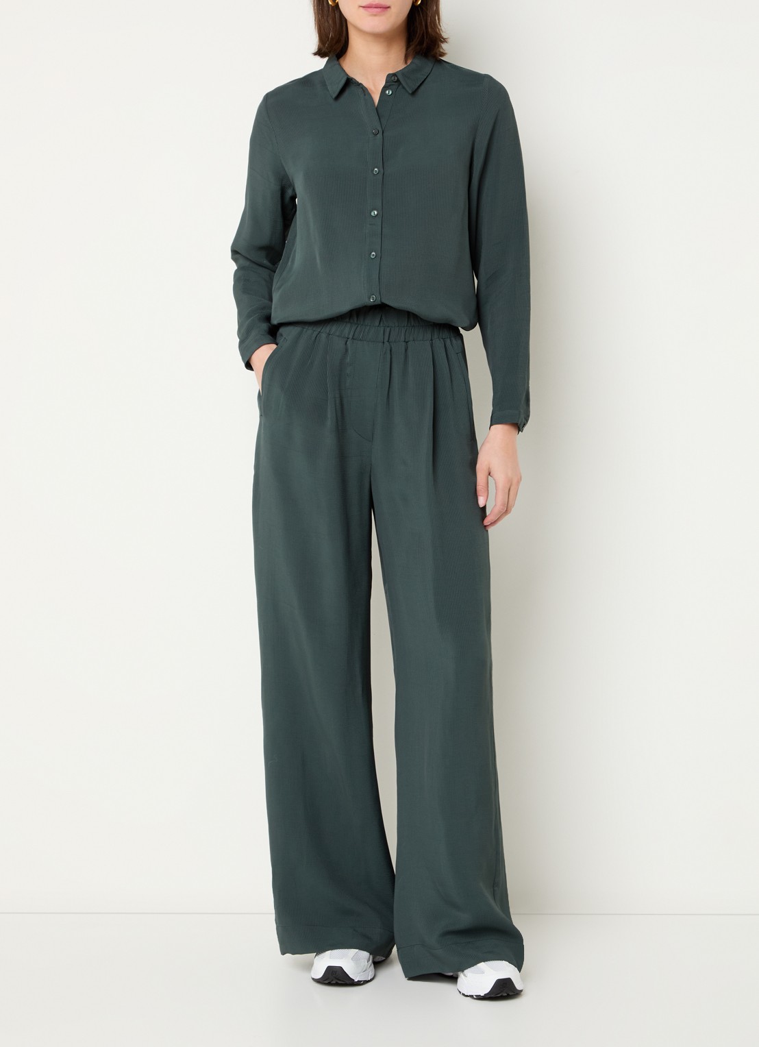 by-bar Benji high waist loose fit pantalon van satijn met steekzakken - voorkant 3 groen