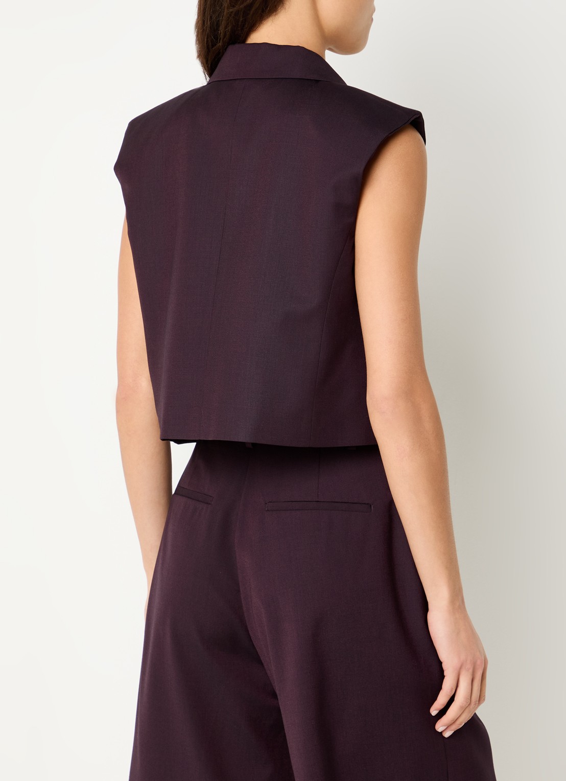 by-bar Bobi cropped gilet met borst- en klepzakken - achterkant bordeauxrood