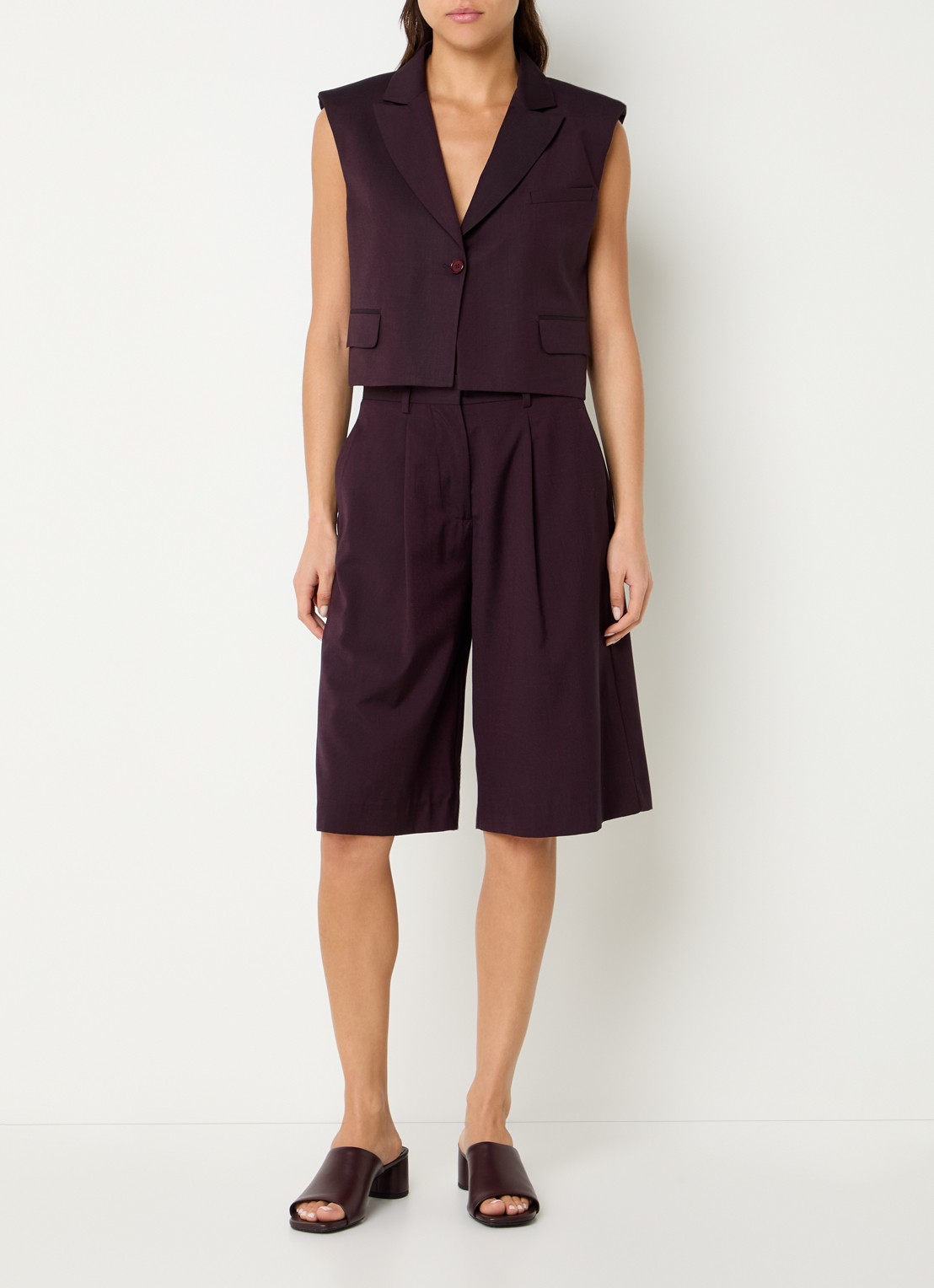 by-bar Bobi cropped gilet met borst- en klepzakken - voorkant 3 bordeauxrood