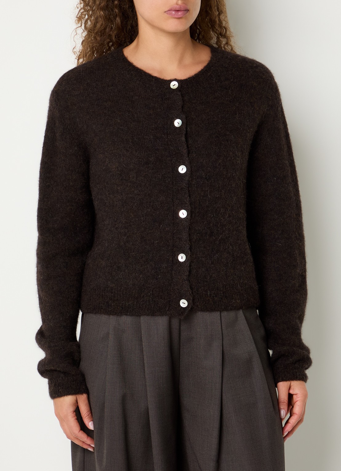 by-bar Cleo fijngebreid vest in alpaca wolblend - detail 4 donkerbruin