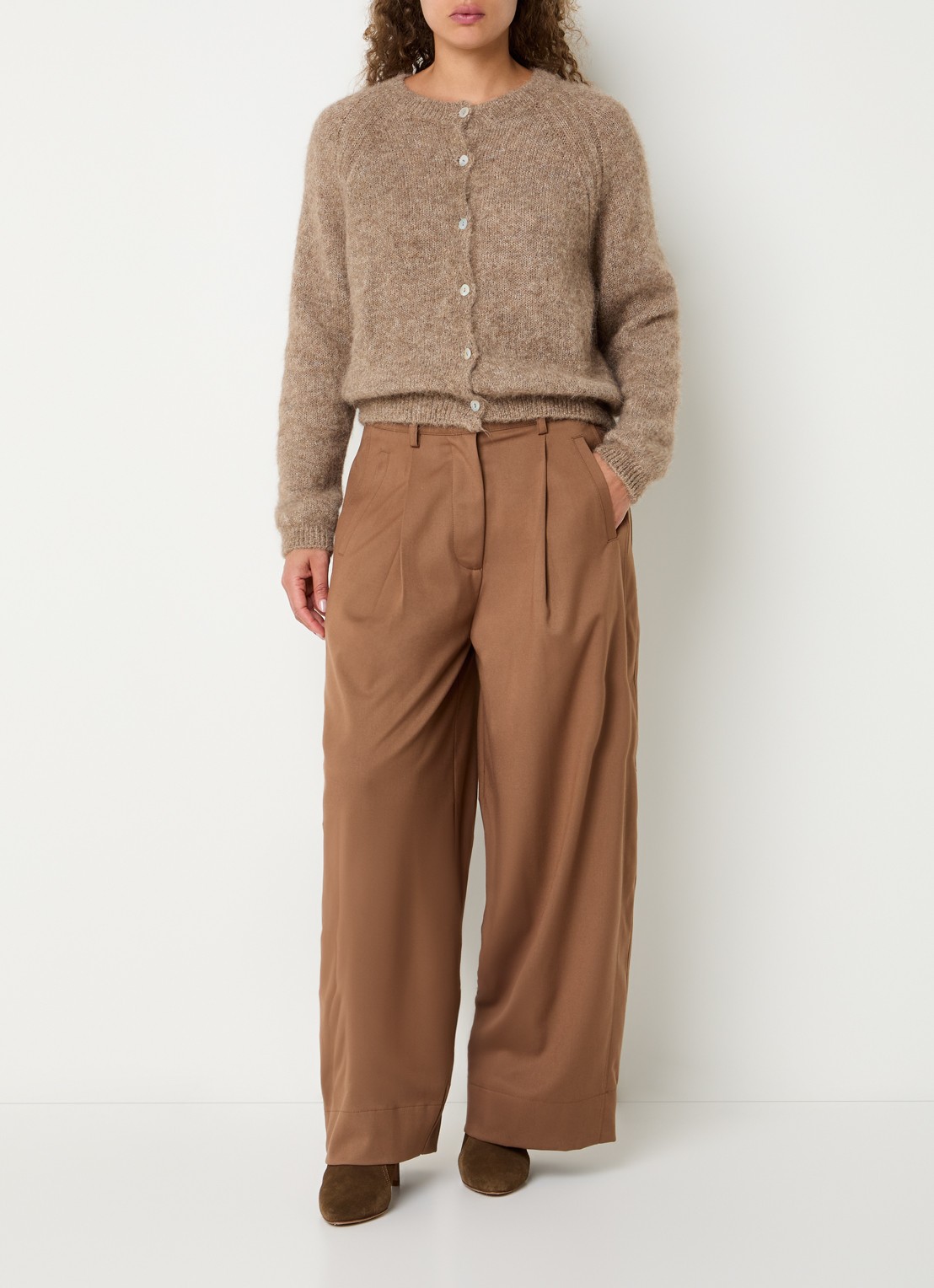 by-bar Falon grofgebreid vest in alpaca wolblend - voorkant 4 zand