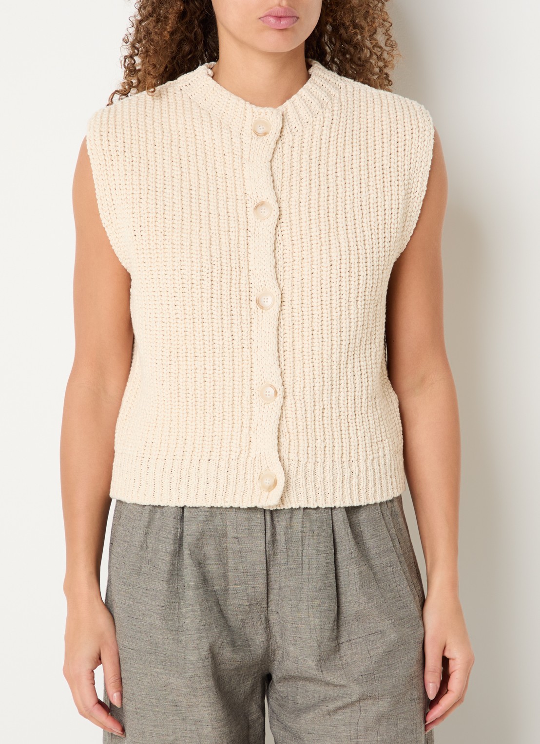 by-bar Fijngebreid gilet met ribstructuur - detail 4 beige