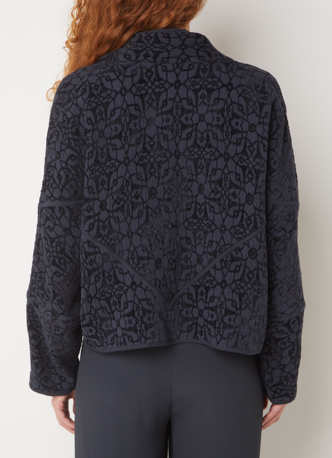 by-bar Flora fijngebreid openvallend vest met borduring - achterkant 5 donkerblauw