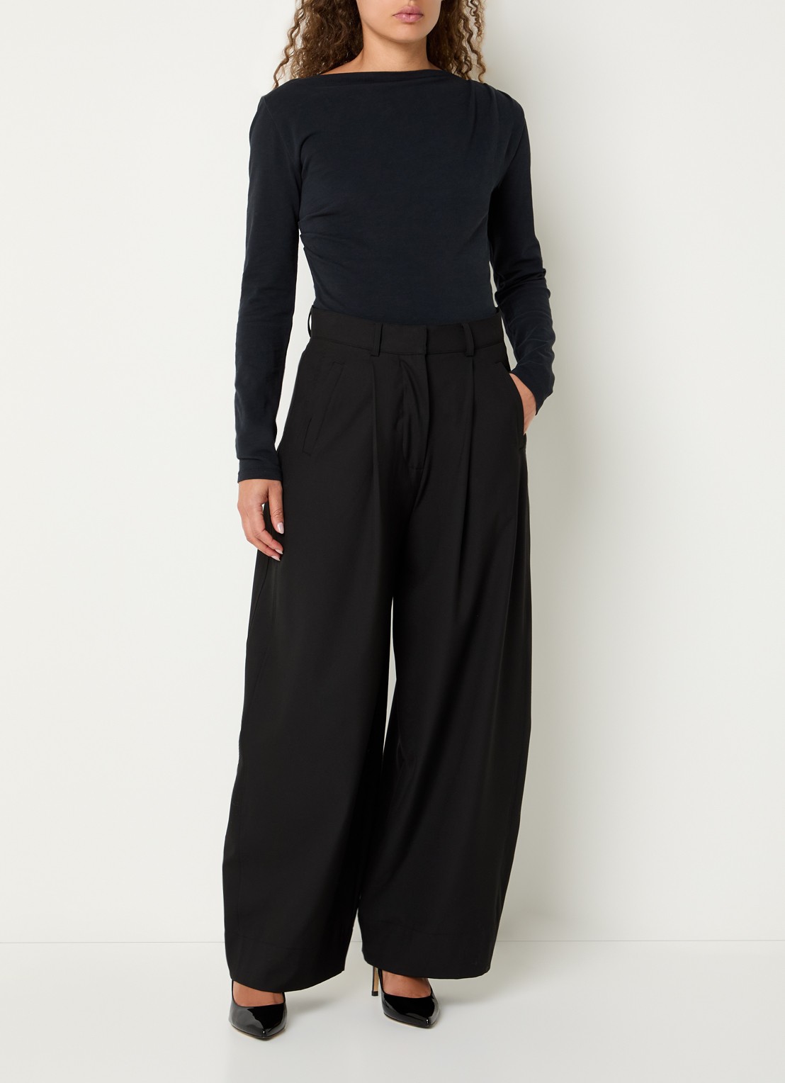 by-bar Jule mid waist wide fit pantalon met steekzakken - voorkant 2 zwart