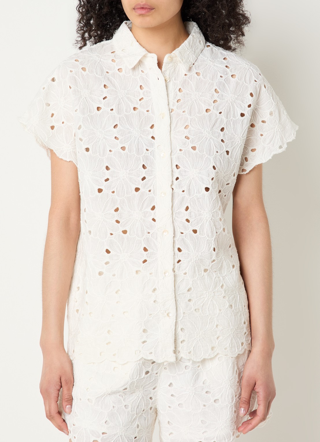 by-bar Karly blouse met broderie - detail 2 gebroken wit