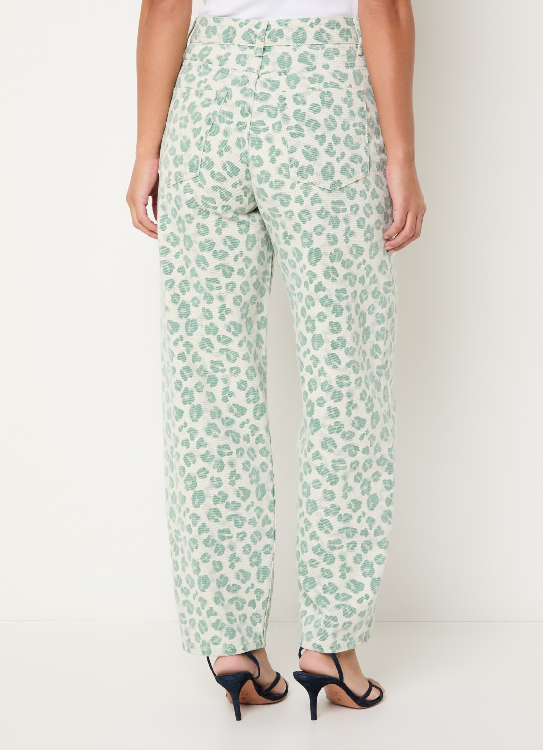 by-bar Lew high waist tapered jeans met panterprint - achterkant 5 lichtgroen