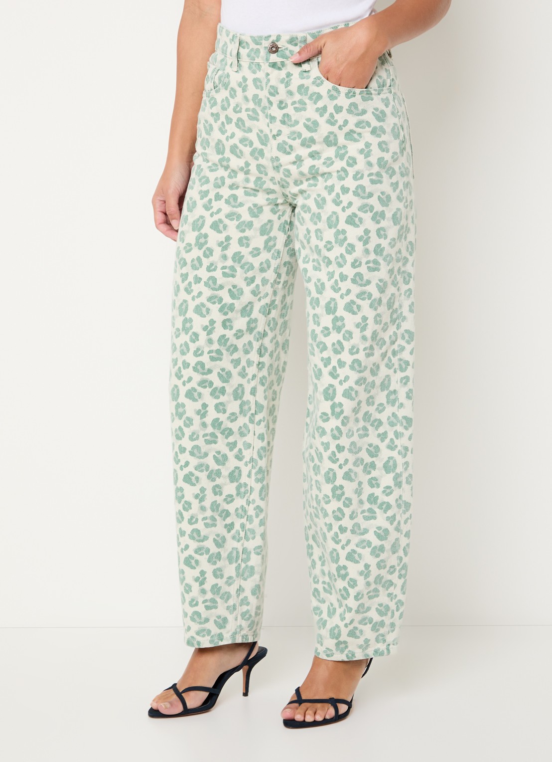 by-bar Lew high waist tapered jeans met panterprint - detail 3 lichtgroen