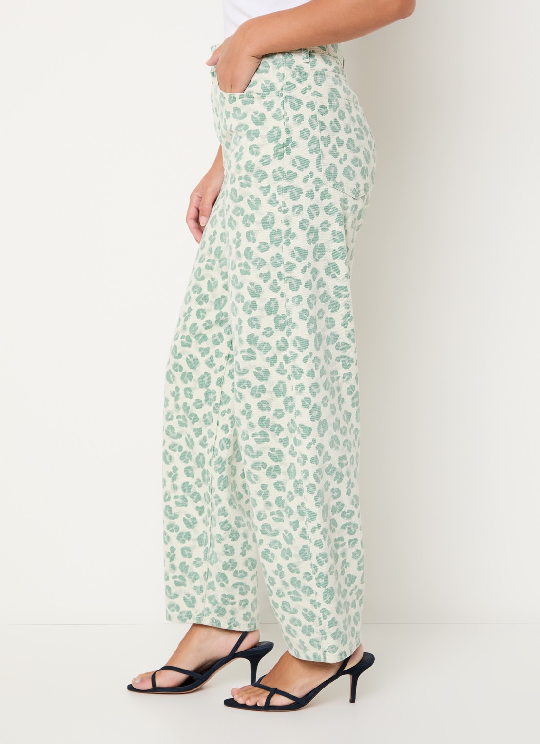 by-bar Lew high waist tapered jeans met panterprint - detail 4 lichtgroen