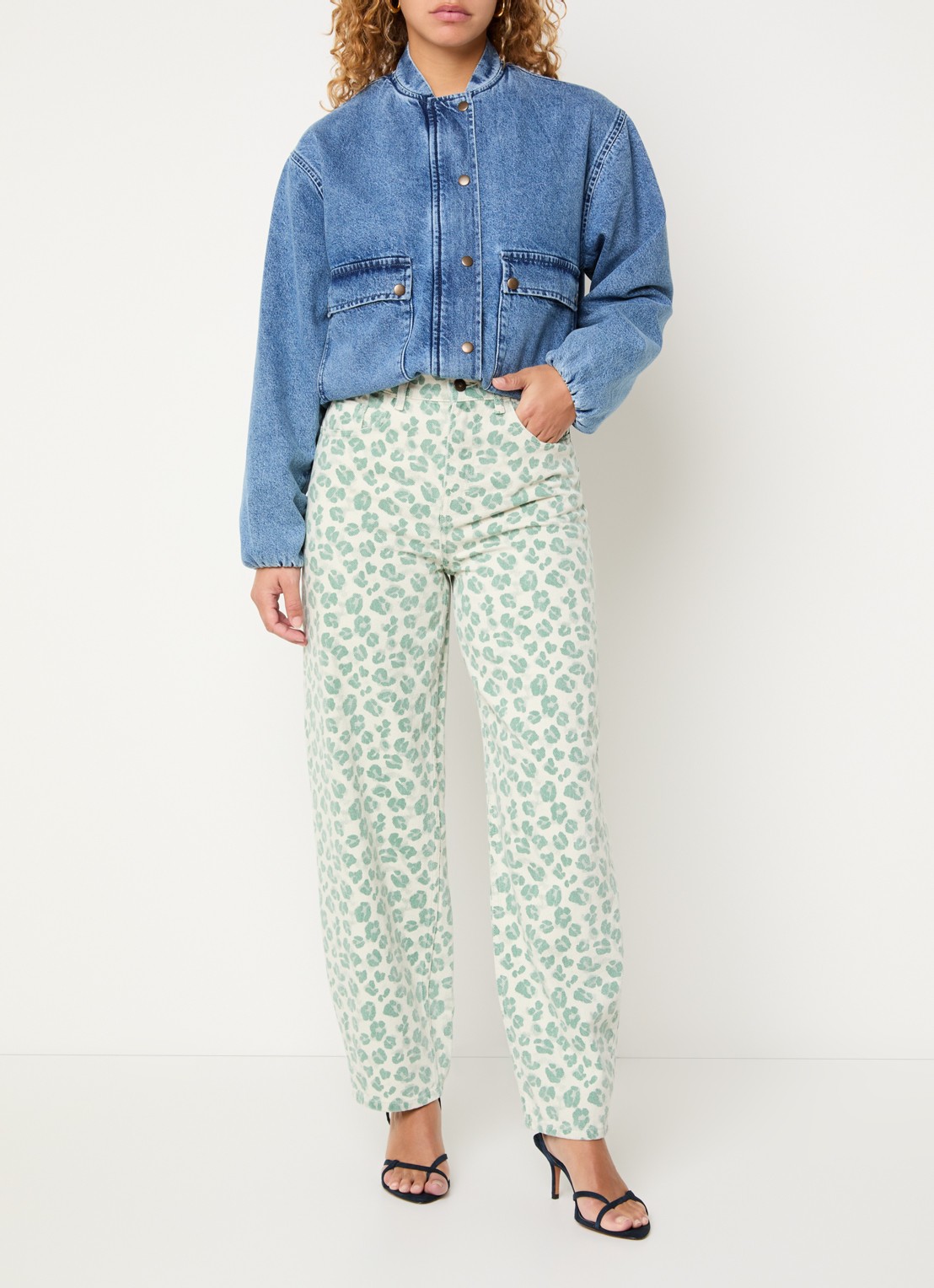 by-bar Lew high waist tapered jeans met panterprint - voorkant 2 lichtgroen