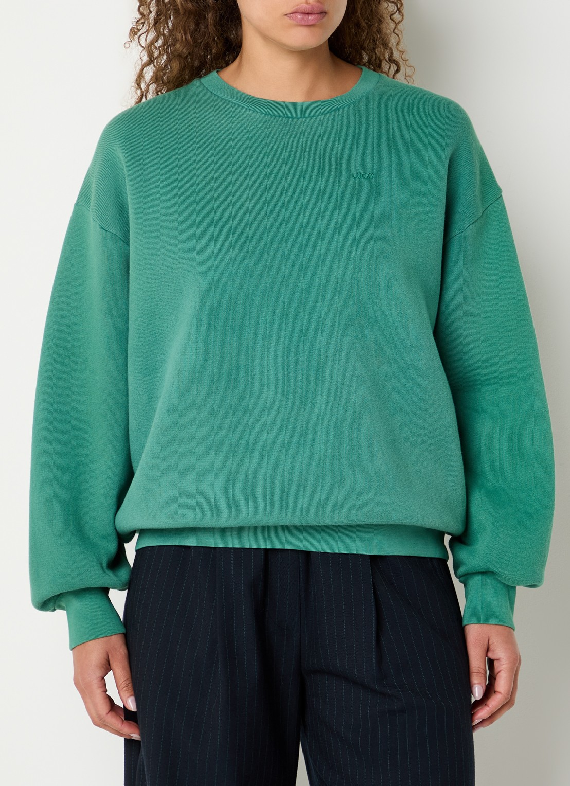 by-bar Lill sweater met logo en ronde hals - detail 2 turquoise