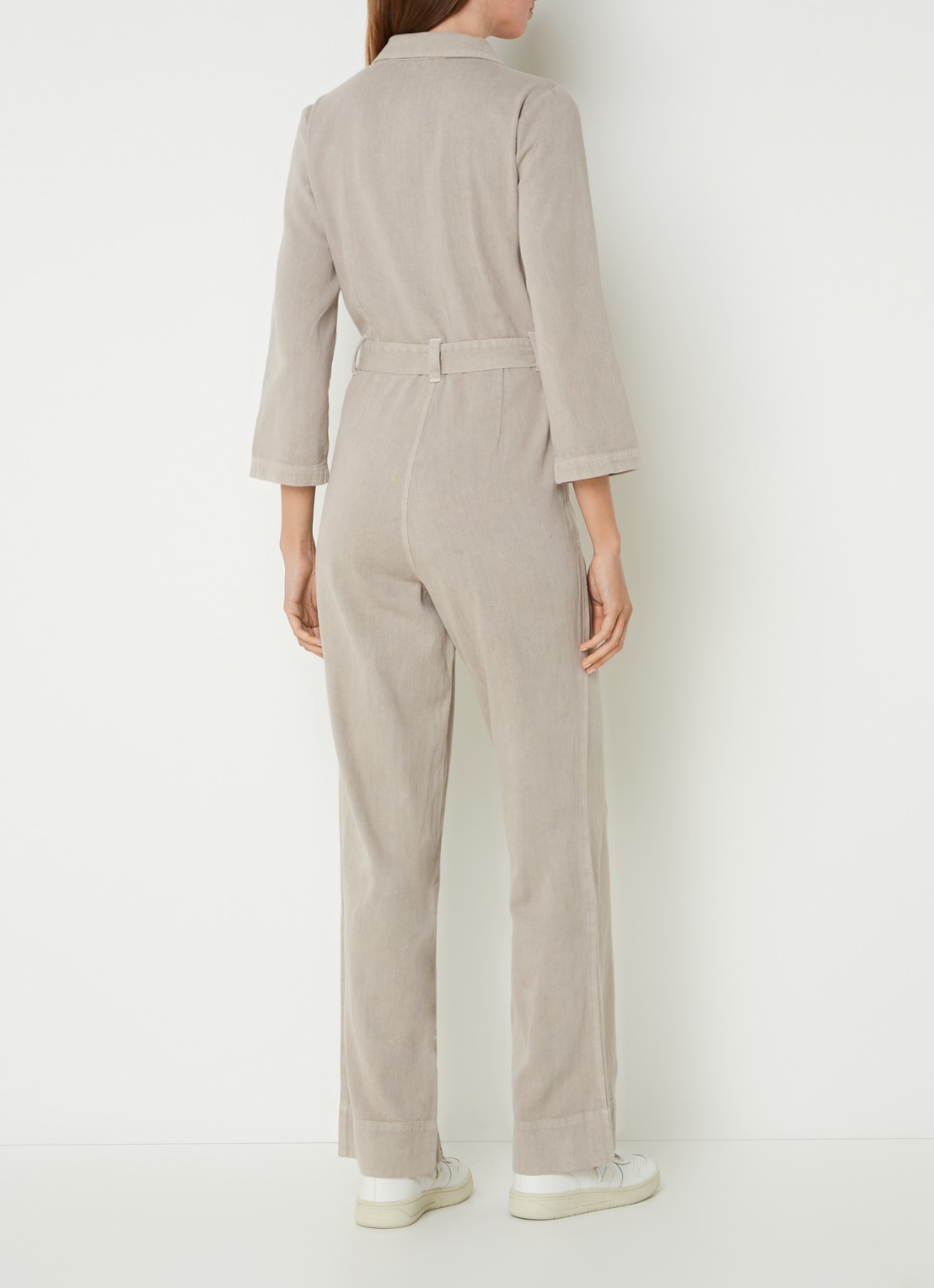 by-bar Louise straight fit jumpsuit van denim met ceintuur - achterkant donkerbeige