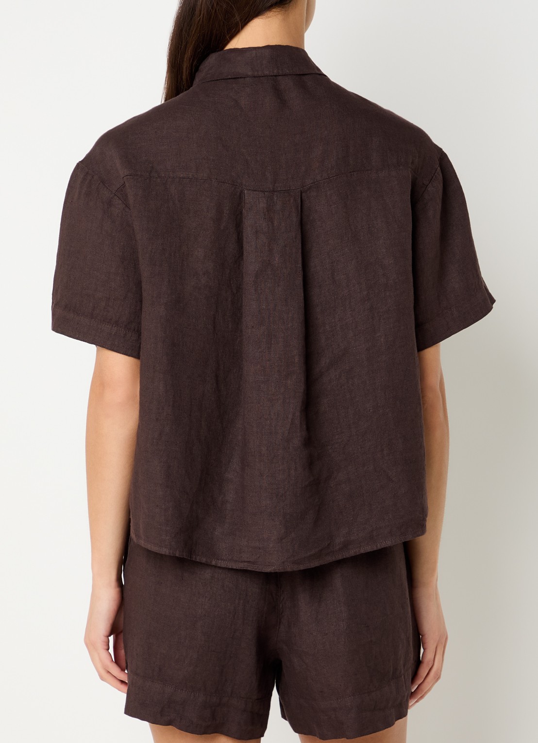 by-bar Mara cropped blouse van linnen met borstzak - achterkant 4 donkerbruin