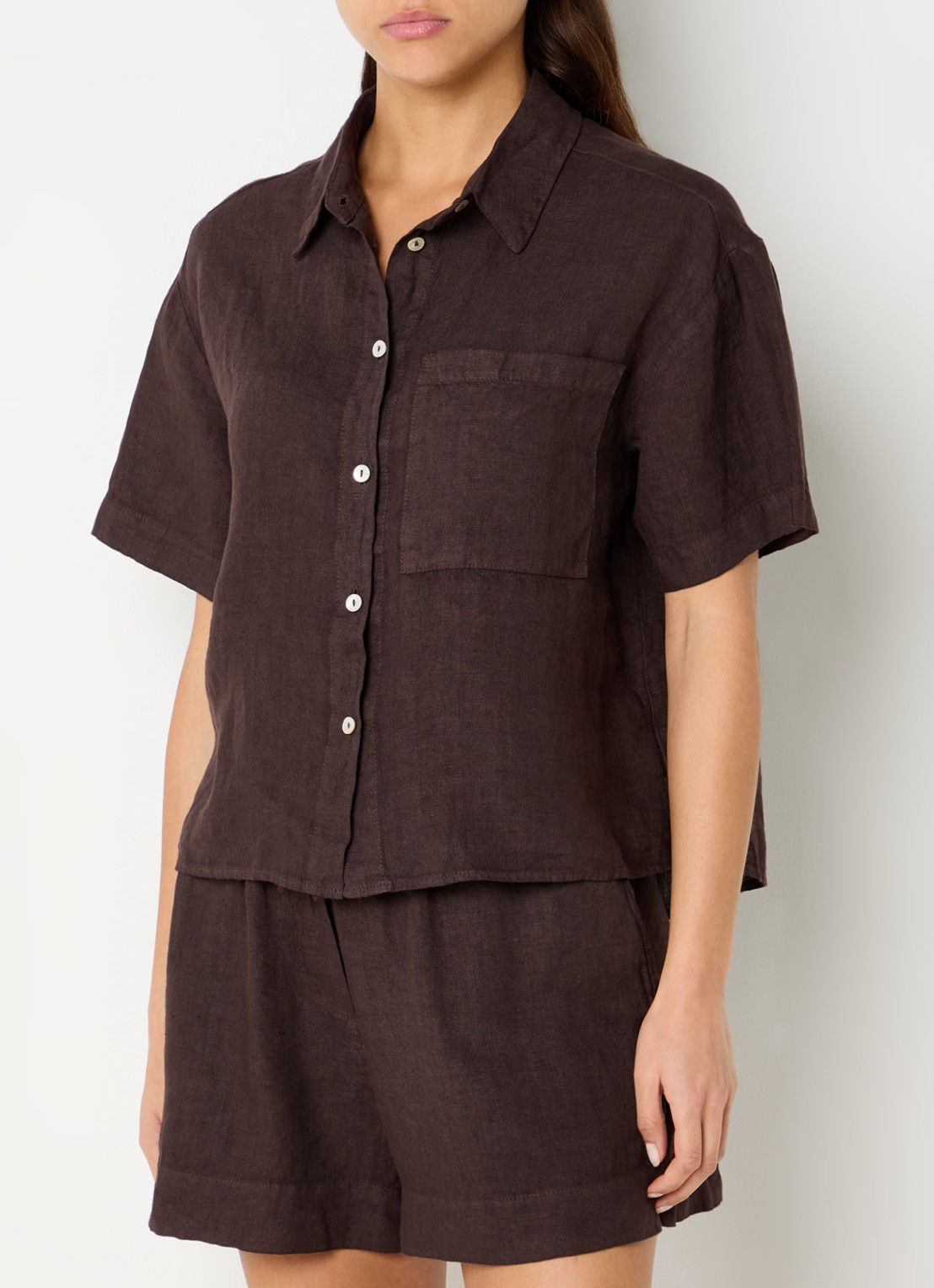 by-bar Mara cropped blouse van linnen met borstzak - detail donkerbruin