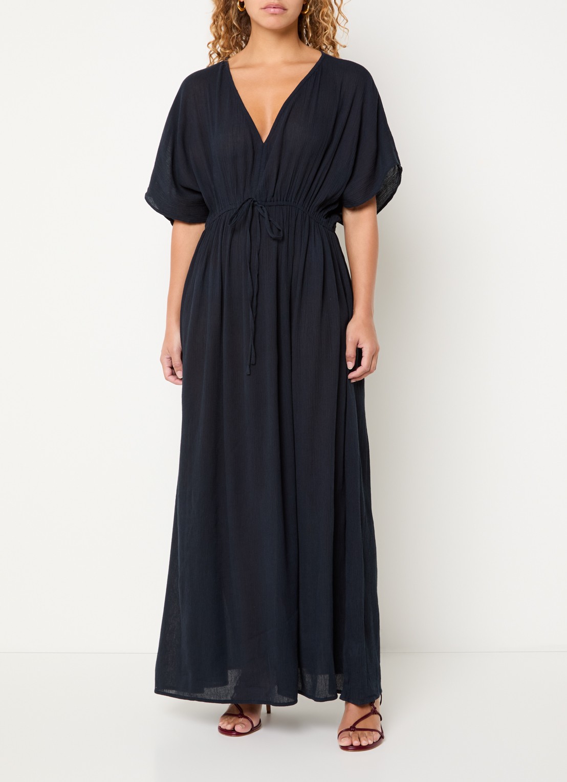 by-bar Maxi jurk met strikceintuur en V-hals - detail 2 donkerblauw