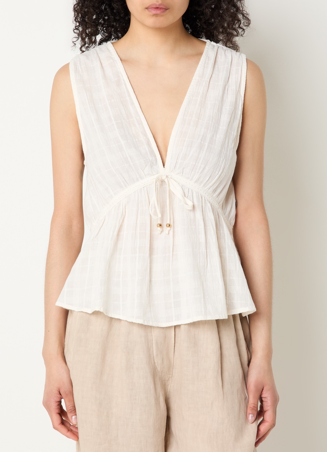 by-bar Meryl top met V-hals - detail 4 wit